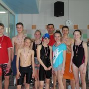 Medaillenflut für SG Lauf: alle Schwimmer erkämpften sich einen Platz auf dem Treppchen, ganz links Constantin Hennig mit drei neuen Vereinsrekorden, im Hintergrund Henning Gehrmann, Betreuer und Trainer der Wettkampfgruppe
