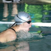 Sirka Eckhoff von der Schwimmgemeinschaft Lauf erzielte im Jahrgang 2000 zwei Titel bei den Kreismeisterschaften im Schwimmen. Sie gewann über 50 m Brust in 0:48,92 min. und 50 m Rücken in 0:47,91 min.