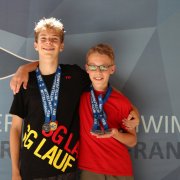Florian Goltz und Nico Hutzler mit ihrer Medallienausbeute (1x Gold, 3x Silber, 1x Bronze) an den Mittelfränkischen Bezirksmeisterschaften Schwimmen 2018